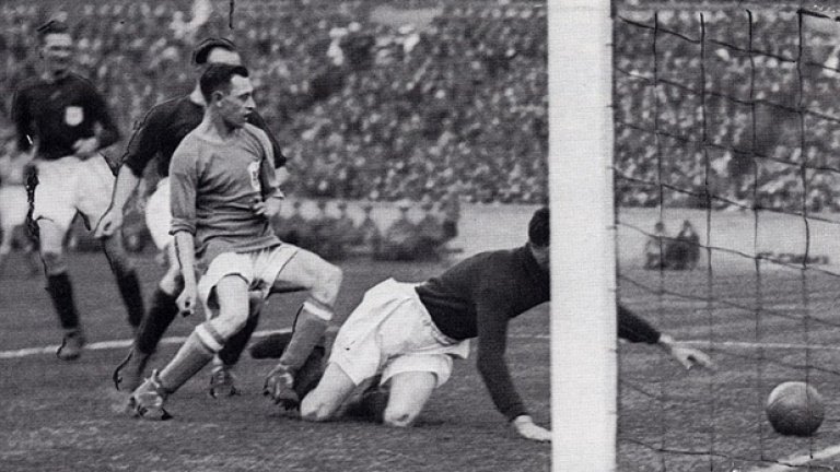 През 1927-а ФА къп напуска Англия, за да поеме към уелската столица Кардиф. "Сините птици" побеждават Арсенал с 1:0, а голът бележи Дан Люис в 74-та минута (на снимката). Кардиф играе още два финала - през 1925-а и през 2008-а, когато губи от Портсмут на Хари Реднап.