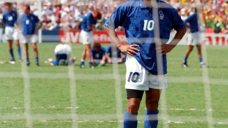 1994 г. Финал Италия - Бразилия (3:4 с дузпи).
Най-добрият играч на първенството Роберто Баджо е нищото. Емоционално, това е най-тежкият момент за един играч, а когато сам си закарал отбора до финала, и изпускаш дузпата, която носи загубата на отбора... Баджо така и не спечели световната титла, а я заслужаваше и 4 години по-рано.