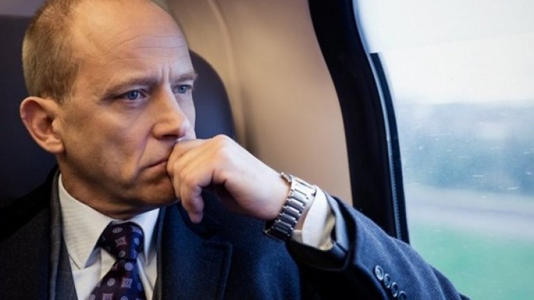 Самуел Фрьолер изпълнява ролята на адвоката. Неговият герой олицетворява и срещата между Балканите и Запада, в която обаче постигането на разбирателство все още е мъчителен процес