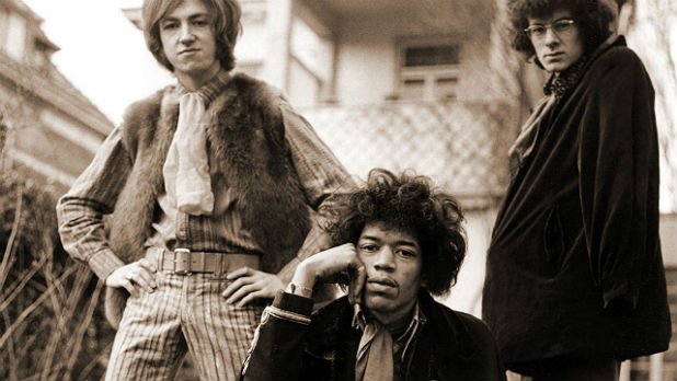 Jimi Hendrix Experience – Are You Experienced (1967)

Напълно непознат за повечето рок фенове само година по-рано, Джими Хендрикс се показва на света като китарен гений с Are You Experienced и с лекота съчетава поп, блус, рок, R&B, фънк и психеделия така, както само той може. Барабанистът Мич Мичъл и басистът Ноел Рединг оформят триото, като предоставят ритмическия мост между рока и джаза. Албумът постига моментален фурор и представлява вероятно най-значимият дебют в цялата история на рок музиката. От откриваща песен Purple Haze през съблазнителната Foxy Lady и блажената The Wind Cries Mary, Are You Experienced и до днес остава изживяване без аналог.