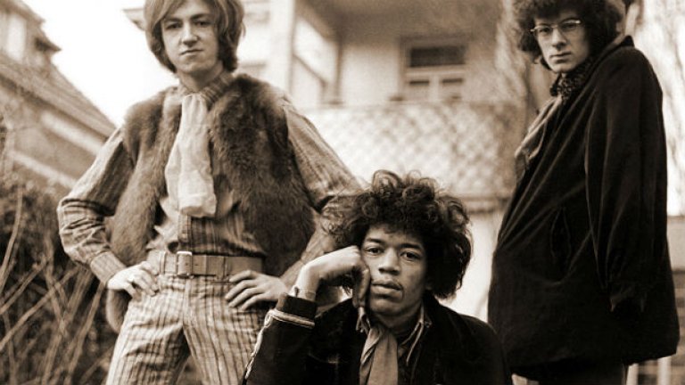 Jimi Hendrix Experience – Are You Experienced (1967)
Напълно непознат за повечето рок фенове само година по-рано, Джими Хендрикс се показва на света като китарен гений с Are You Experienced и с лекота съчетава поп, блус, рок, R&B, фънк и психеделия така, както само той може. Барабанистът Мич Мичъл и басистът Ноел Рединг оформят триото, като предоставят ритмическия мост между рока и джаза. Албумът постига моментален фурор и представлява вероятно най-значимият дебют в цялата история на рок музиката. От откриваща песен Purple Haze през съблазнителната Foxy Lady и блажената The Wind Cries Mary, Are You Experienced и до днес остава изживяване без аналог.