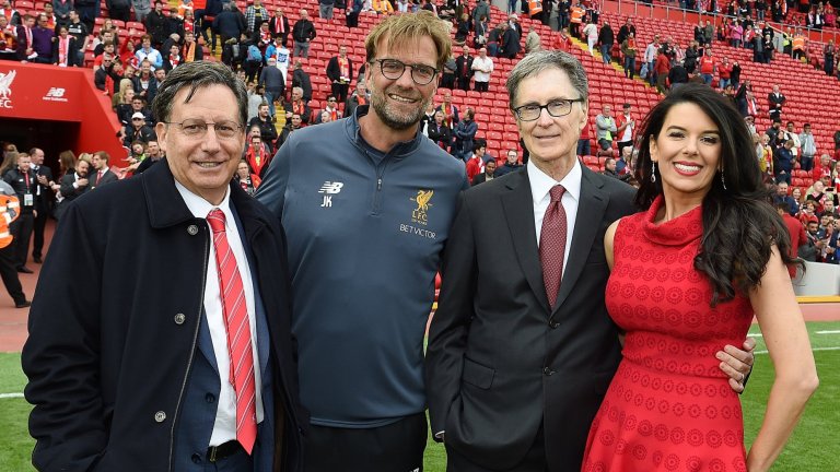 Джон Хенри (третият от ляво надясно) чрез компанията си Fenway Sports Group купи Ливърпул през октомври 2010 г.