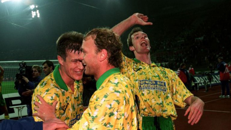 Крис Сътън (Норич). На тази култова снимка Сътън (вдясно) показва на феновете как вечерта трябва да бъде полята с бира, след като малкият английски тим отстрани Байерн за Купата на УЕФА през 1993 г. През същия сезон Сътън вкара 25 гола за 41 мача в първенството на Англия.