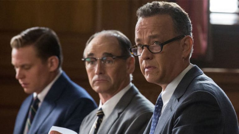 Bridge of Spies (Мост на шпиони)
Премиера за България: 27 ноември
Четвъртата колаборация между Том Ханкс и Стивън Спилбърг след „Спасяването на редник Райън”, „Хвани ме, ако можеш” и „Терминалът”. По-интересното е, че този път сценаристи са самите братя Коен, а съвместната им работа със Спилбърг трябва да е или гениална идея, или пълна катастрофа. В базираната на истински случай история Ханкс играе Джеймс Донован – нюйоркски адвокат, който през 1962 г. преговаря със Съветския съюз за освобождаването на заловен пилот от ЦРУ.