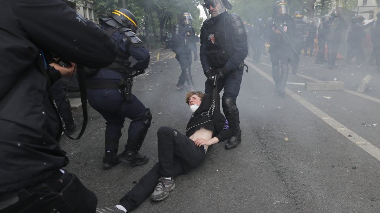 Стотици арестувани, палежи и сълзотворен газ за Деня на труда във Франция