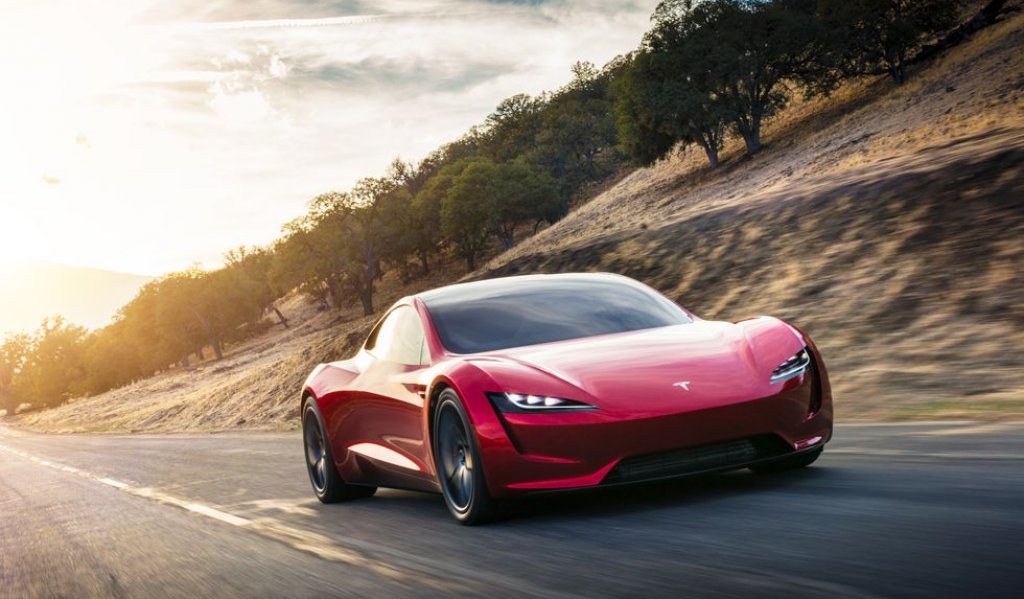 Tesla RoadsterФеновете на Tesla вече очакват с нетърпение второто поколение на Tesla Roadster, което е предвидено да е на пазара през 2022 г. То обещава да ускорява от 0 до 100 км/ч за 2 секунди и максимална скорост от над 400 км/ч. Двувратият спортен автомобил се предвижда да се фука с 990 километра пробег с едно зареждане. На обявена цена от 200 хил. долара е любопитно да се види дали Roadster ще отговаря на представянето си.
