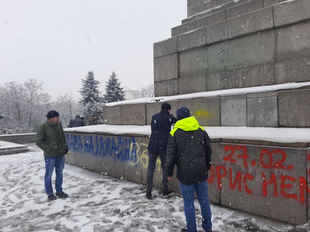 Протестът пред МОЧА: Украински знамена и надписи, които ще се пазят (Видео)