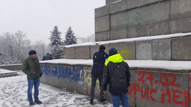 Протестът пред МОЧА: Украински знамена и надписи, които ще се пазят (Видео)