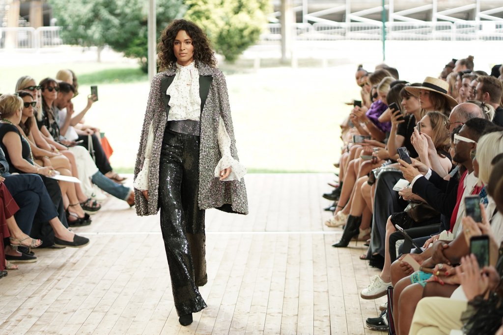 Широките панталони с висока талия
Високата талия също се е настанила удобно при дънките и панталоните през последните няколко години и не планира скоро да отстъпва мястото си на диктатор в модата. За зимата високата талия ще върви предимно при панталоните с широки крачоли и по препоръка на модните стилисти ще се съчетава с елегантен колан.