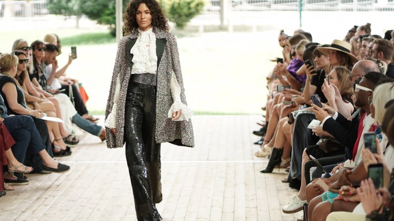 Широките панталони с висока талия
Високата талия също се е настанила удобно при дънките и панталоните през последните няколко години и не планира скоро да отстъпва мястото си на диктатор в модата. За зимата високата талия ще върви предимно при панталоните с широки крачоли и по препоръка на модните стилисти ще се съчетава с елегантен колан.