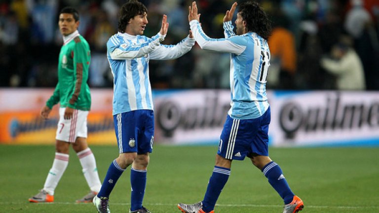 До 2015-а Карлито бе съотборник с Меси в националния отбор на Аржентина.