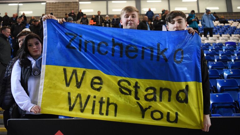 Фенове на Манчестър Сити с флага на Украйна, подкрепяйки Зинченко