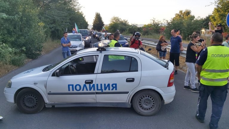Снощи автошествието от Стара Загора не бе допуснато да блокира магистралата, но блокираха пътя към Хасково на 3 км от "Тракия"