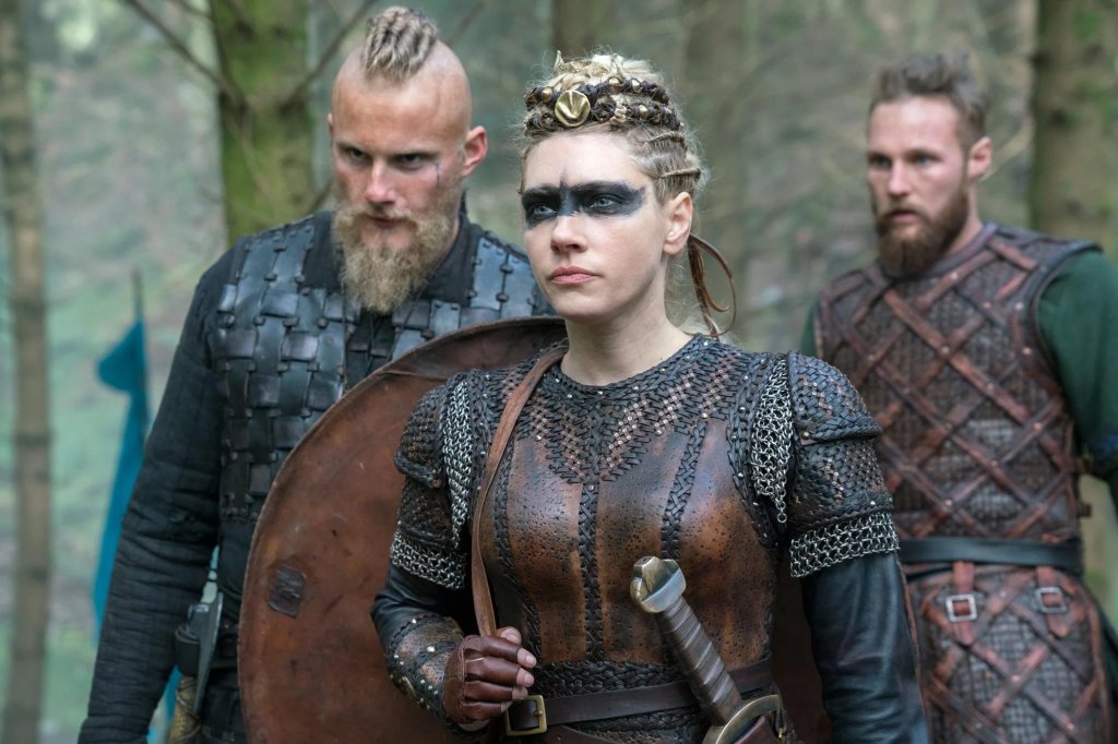 Vikings / "Викинги"
Не знаете какво е викингски "кървав орел"? Това е, като ти отделят ребрата от гръбначния стълб, разтворят ги настрани, раните се посипят със сол, а след това белите ти дробове се изваждат през отвора, за да оформят крила на "кървавия орел". Да, това северняшко мъчение го има в сериала Vikings, макар и не съвсем ясно показано. Историята за приключенията на скандинавския герой Рагнар Лодброк и синовете му е изпълнена с насилие, убийства, жестоки мъчения и още насилие. И макар към края историята да се разводнява стабилно, първите сезони на този сериал са наистина велики.