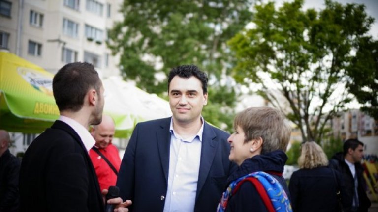 Спомняте ли си Станислав Иванов, който пред зала „Универсиада" влачеше чували с бюлетини от президентските и местните избори. Това не му попречи да излезе сух от ситуацията и днес невъзмутимо да кове опорните точки на ГЕРБ по медиите като народен представител, втори мандат.