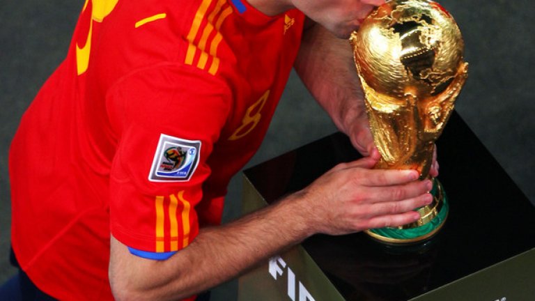 Шави в най-великия миг за всеки футболист - целувката със световната купа, спечелена през 2010-а.