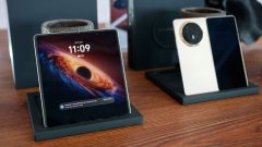 Сгъваемият смартфон и новият смарт часовник са вече достъпни на пазара