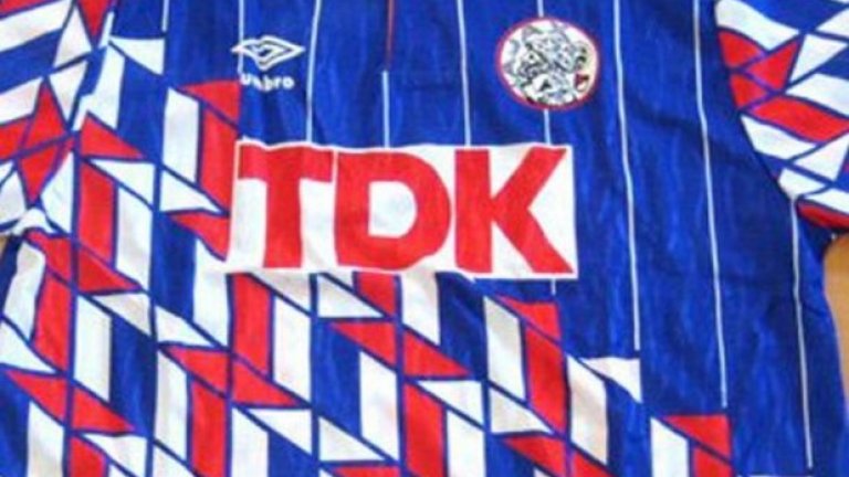 Липсвала е смелост да бъдат нанесени триъгълниците по цялата площ на този екип на Аякс, но и така той е мъчен за гледане