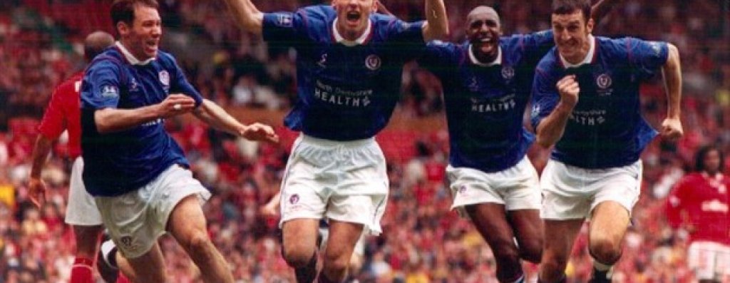 1997 г., Мидълзбро - Честърфийлд 3:3Този ден никога няма да бъде забравен. Тимът от трета дивизия смело се изправи срещу Жуниньо, Раванели и останалите звезди на Боро. Поведе с 2:0 на "Олд Трафорд", а в продълженията изоставаше с 2:3 и сякаш логиката бе надделяла.
Но в 120-ата минута Джейми Хюит, който имаше рожден ден (дали въобще някой му е подарил нещо след гола) вкара с глава и донесе преиграване на симпатягите от трета лига! Там Мидълзбро обаче не им остави шанс с 3:0.