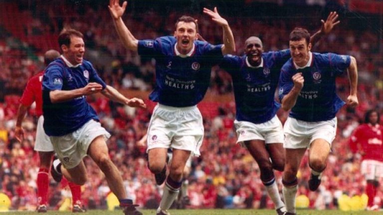 1997 г., Мидълзбро - Честърфийлд 3:3Този ден никога няма да бъде забравен. Тимът от трета дивизия смело се изправи срещу Жуниньо, Раванели и останалите звезди на Боро. Поведе с 2:0 на "Олд Трафорд", а в продълженията изоставаше с 2:3 и сякаш логиката бе надделяла.
Но в 120-ата минута Джейми Хюит, който имаше рожден ден (дали въобще някой му е подарил нещо след гола) вкара с глава и донесе преиграване на симпатягите от трета лига! Там Мидълзбро обаче не им остави шанс с 3:0.