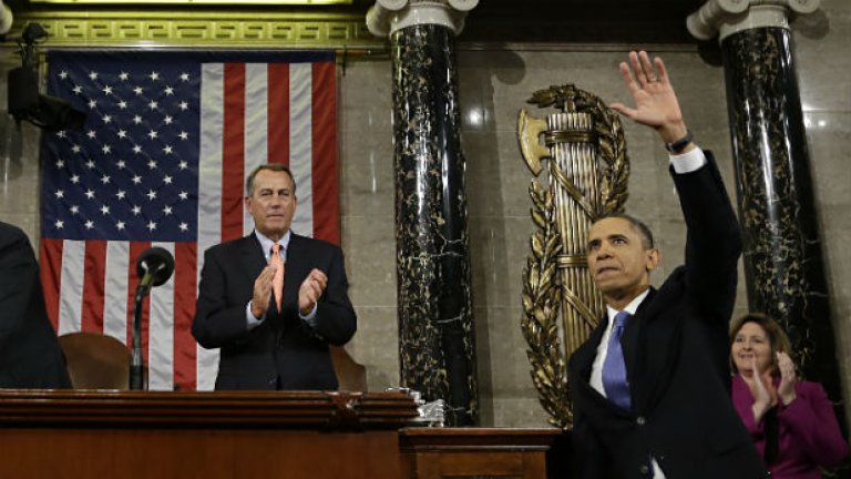Републиканецът Джон Бонър ръкопляска на демократа Барак Обама