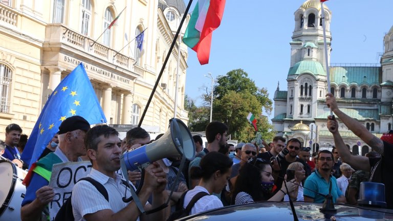 Протестиращи замеряха депутати с яйца и домати