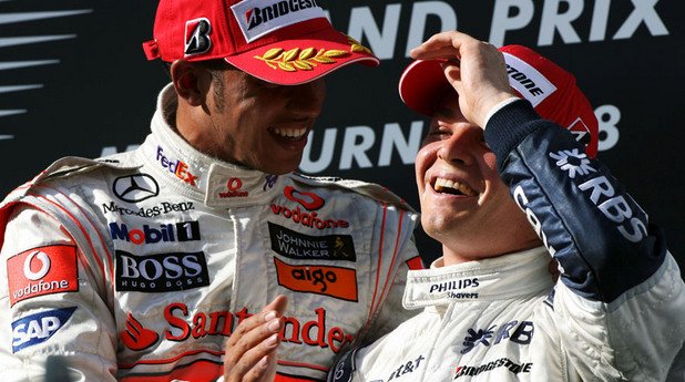 2008: Хамилтън е фаворит за титлата във Формула 1 и печели Гран при на Австралия на старта на сезона, а Розберг записва първия си подиум в световния шампионат. В края на сезона Люис става световен шампион