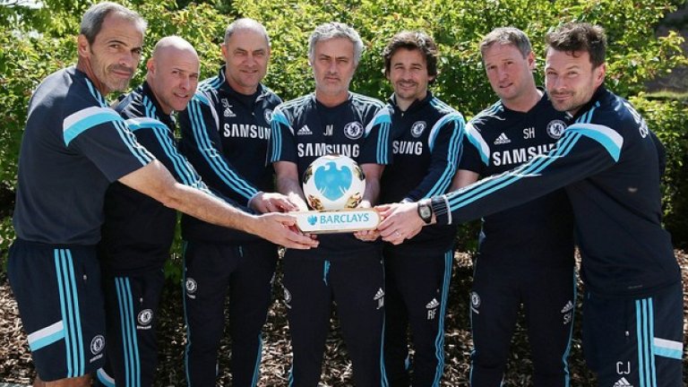 Екипът му е железен. Помощниците му никога не го предават, но доверието и в този закон се разклати след скандалите с доктор Ева Карнейро, напуснала Челси заради Моуриньо и отношението му.