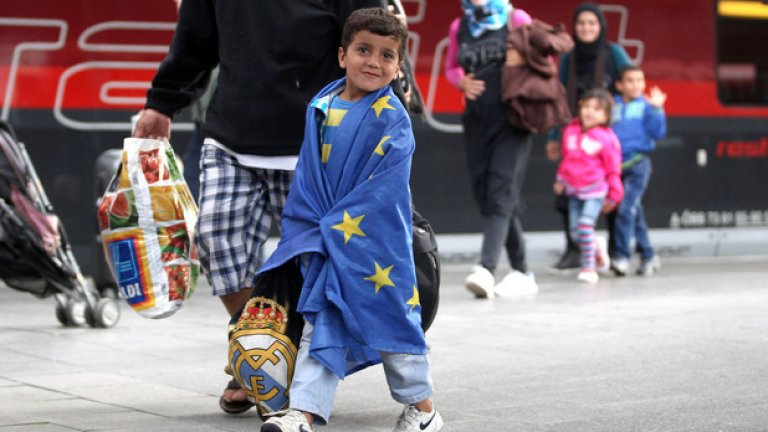 Европа: Синият флаг на ЕС и емблемата на Реал Мадрид