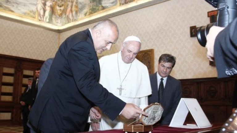 Борисов носи три подаръка на папата
