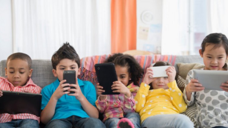 Деца с телефон означава спокойствие за родителите. Непрекъснатото ползване на мобилни устройства е вредно за тях обаче.