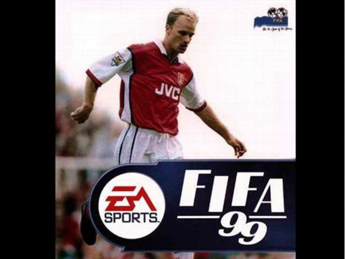 №5 FIFA 99
Отново странен кадър за корицата, но пък има всичко, от което английският футболът се нуждае - Денис Бергкамп. Като гледаме тази корица и ни хваща носталгия по начина, по който холандския нападател пипаше топката. Получава и бонус точки за разчупения надпис FIFA 99.