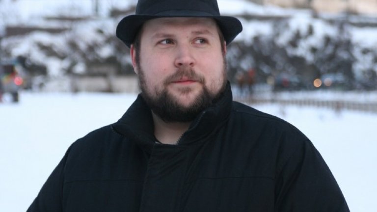 Персон, който се самоопределя като интроверт, е признавал и че се чувства като продажник задето е оставил Minecraft в ръцете на Microsoft. Според слуховете той е притежавал 70% от Mojang и е спечелил около $1.75 млрд. от продажбата