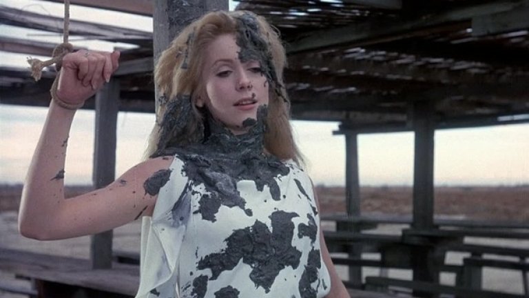 "Дневна красавица"
Катрин Деньов играе отегчена и привидно благоприлична френска дама от високите социални етажи на Париж, която решава да инжектира адреналин в своя похитен от фригидност, полов живот като стане проститутка. Тя работи само през деня, за да не я заподозре нейният съпруг и бързо навлиза в света на платения и перверзен секс. 
Екстазът при "дневната красавица" се отключва с фантазии, в които тя е унижавана и доминирана от различни мъже. Тук големият гений на седмото изкуство Луис Бунюоел композира някои от най-стилните и сюрреалистични садо-мазо епизоди в киното.