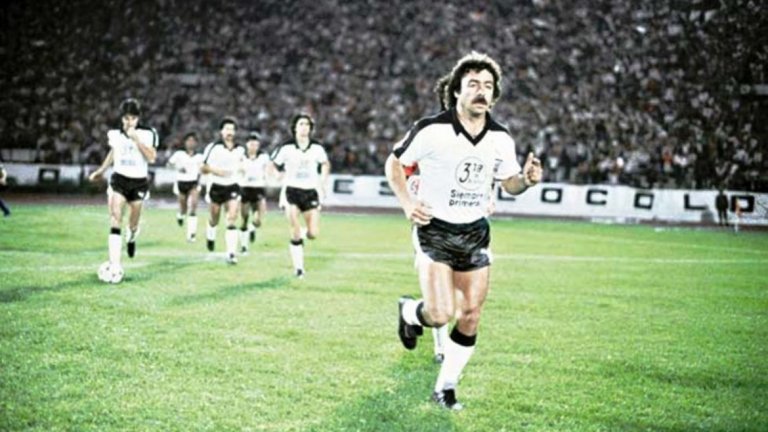 Наричат го Rey del metro cuadrado - Кралят на квадратния метър, буквално, но всъщност се има предвид наказателното поле. Това е вторият култов прякор, освен Ел Чино.