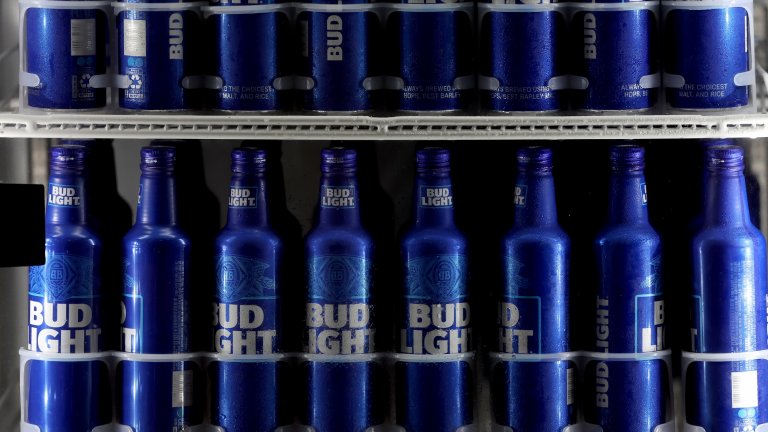 Продажбите на Bud Light паднаха с близо една трета.