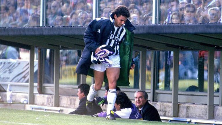 Баджо прибира шалчето на Фиорентина в незабравимия мач от 1991 г., когато отказа да бие дузпа за врага Ювентус срещу своя тим.