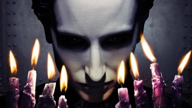 American Horror Story - сезон 8
American Horror Story се превърна в един от първите хорор сериали, откривайки път за нов възход на жанра. Своеобразната антология, която всеки сезон разглежда нов стряскащ сюжет, сега поставя центъра върху света веднага след ядрен апокалипсис. Малцина са оцелелите - богаташи и специално избрани личности, които се крият в специални бункери, управлявани от едно мистериозно общество, което иска да издигне стария ред на йерархизация, и което не се страхува да управлява с желязна ръка. Викториански тоалети, секс, купища кървища и изключително мрачна атмосфера - всичко това прави този сезон може би един от най-добрите досега.