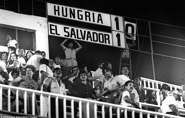 Служител на стадиона добавя "нула" след "единицата" на таблото срещу името на Унгария по време на мача от световното първенство през 1982-а година между Унгария и Ел Салвадор в Елче. "Маджарите" спечелиха с 10:1, но успехът не им помогна много и те отпаднаха още в груповата фаза. Салвадор обаче подобри играта си и в следващите два мача се представи достойно - 0:1 от Белгия и 0:2 от защитаващия титлата си отбор на Аржентина