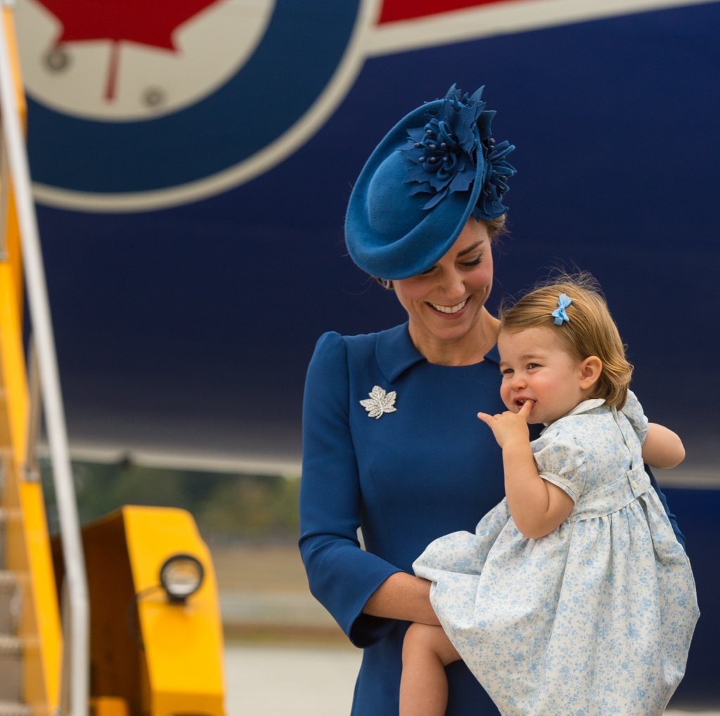 И кленовете при посещението ѝ в КанадаКейт Мидълтън обича да прави малки жестове на уважение към страните, които посещава. Така например при една от визитите си в Канада тя носи брошка във формата на кленово листо, а шапката ѝ е украсена с листа в същата форма.