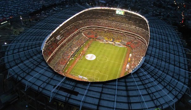 4. "Ацтека", Мексико Сити
Той видя наживо и стана дом на двете най-големи демонстрации на гениалност в историята на световните първенства. През 1970-а тук Пеле изведе магическа Бразилия до трета световна титла. 16 години по-късно Диего Марадона го стори с Аржентина. Стадионът на Мексико е за 98 000 днес, но побираше 115 хиляди в онези дни. Америка, най-популярният клуб в страната, го използва, като събира посещаемост от над 60 000 обикновено.