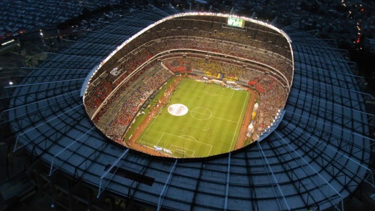 4. "Ацтека", Мексико Сити
Той видя наживо и стана дом на двете най-големи демонстрации на гениалност в историята на световните първенства. През 1970-а тук Пеле изведе магическа Бразилия до трета световна титла. 16 години по-късно Диего Марадона го стори с Аржентина. Стадионът на Мексико е за 98 000 днес, но побираше 115 хиляди в онези дни. Америка, най-популярният клуб в страната, го използва, като събира посещаемост от над 60 000 обикновено.