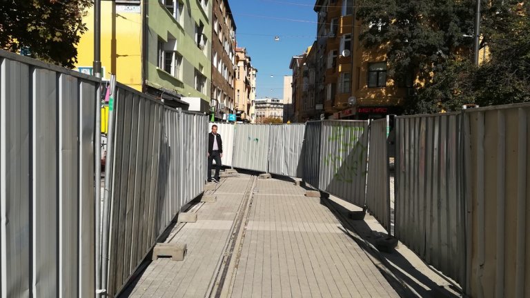 Загражденията на много места все още стоят, а ремонтът продължава.