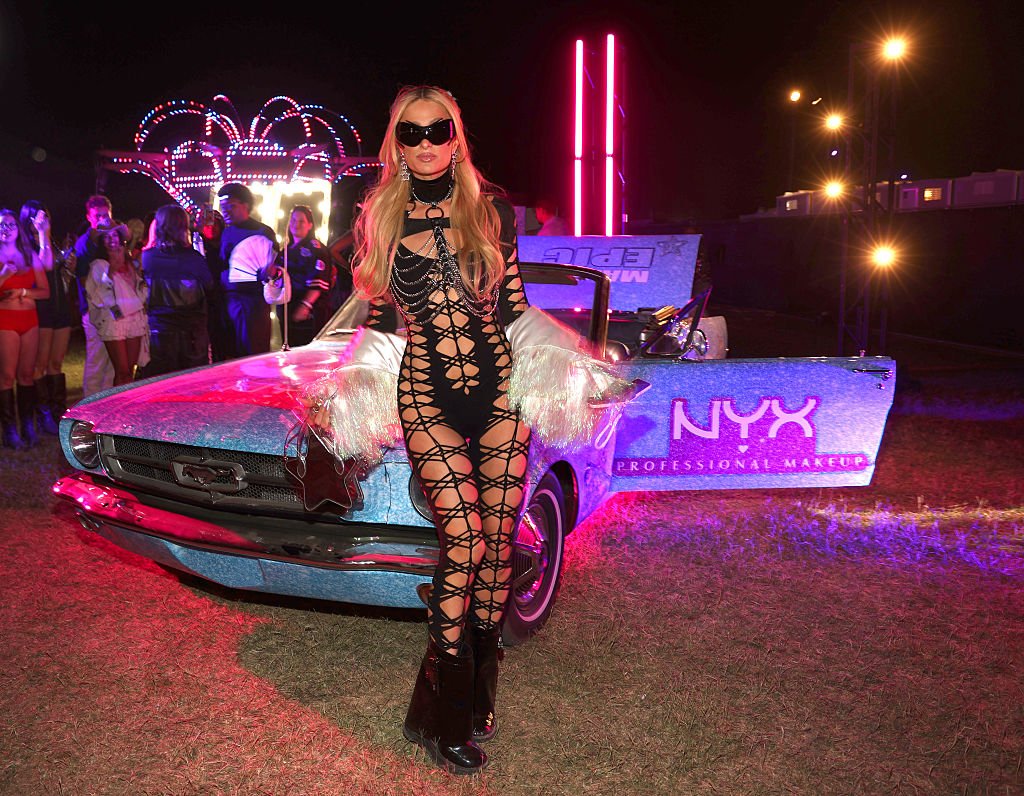 Парис ХилтънЦарицата на лошия вкус отдавна не се беше проявявала и вместо това наблегна на имиджа си на сериозна семейна жена с бебе. Дойде Coachella обаче и Парис Хилтън се показа в пълния си блясък с черна дреха с връзки около тялото и гигантски черни очила, нищо че беше вечер.