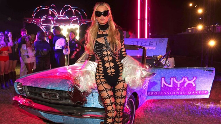 Парис ХилтънЦарицата на лошия вкус отдавна не се беше проявявала и вместо това наблегна на имиджа си на сериозна семейна жена с бебе. Дойде Coachella обаче и Парис Хилтън се показа в пълния си блясък с черна дреха с връзки около тялото и гигантски черни очила, нищо че беше вечер.