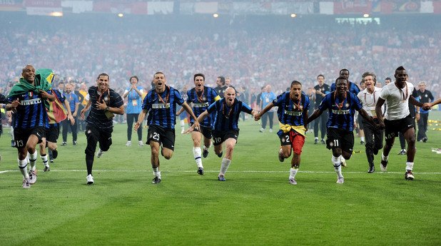 Интер, 2010 г.
Жозе Моуриньо спечели титлата с уникален късмет и помощ от Сампдория, победила Рома 2 кръга преди края в Рим. На финала за купата Интер се измъкна с 1:0 над Рома в луд мач.
А в Шампионската лига отборът оцеля в невероятен мач срещу Барселона на полуфинала, удържайки само 0:1 с 10 души от 35-ата минута.
На финала сякаш бе по-лесно - 2:0 над Байерн на Ван Гаал.
