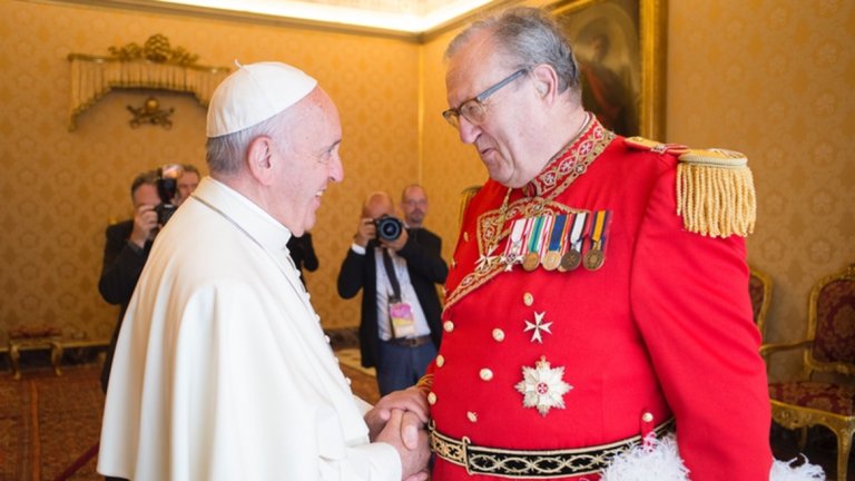 Във Ватикана падат глави заради раздаването на презервативи