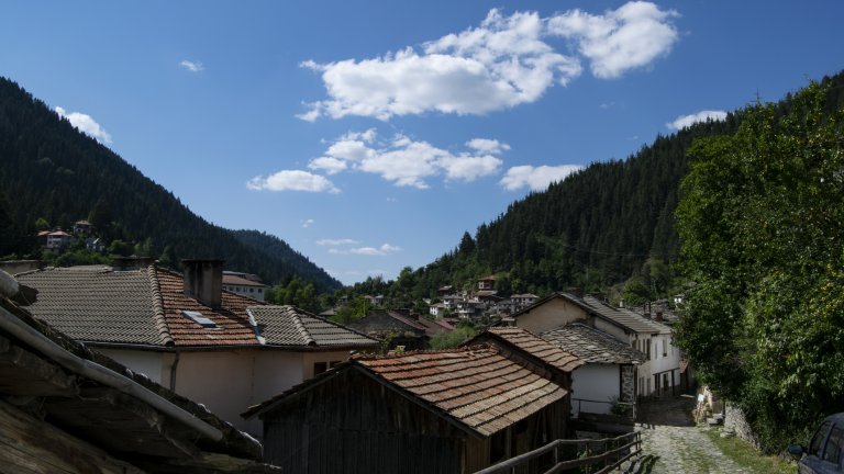 Под 5% от обитаваните имоти се споделят от две и повече поколения, над 11% нямат вътрешна тоалетна