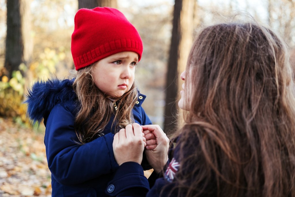 уплашено дете, уплашен родител, майка и дъщеря