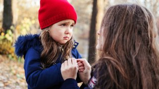 уплашено дете, уплашен родител, майка и дъщеря